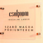 Szabó Magda Pódiumterem tábla