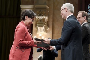 Ráckevei Anna színésznõ átveszi a Magyarország Kiváló Mûvésze díjat Balog Zoltántól, az emberi erõforrások miniszterétõl (k) és Hoppál Péter kultúráért felelõs államtitkártól az állami mûvészeti és miniszteri szakmai díjak átadásán a Pesti Vigadóban 2018. március 13-án. MTI Fotó: Koszticsák Szilárd