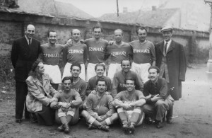 Téri Árpád a Csokonai Színház futball csapatának edzőjeként (1951.)